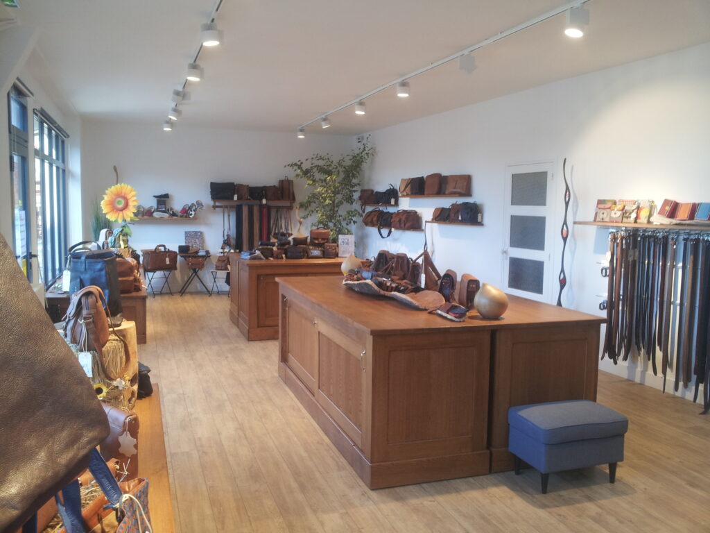 aménagement maroquinerie par Miot Nobis ébenisterie à Alençon