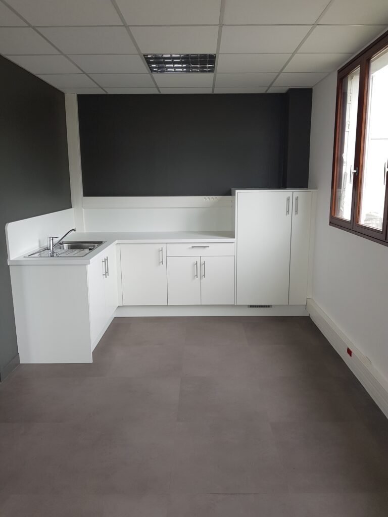 Espace kitchenette sur-mesure pour locaux professionnels