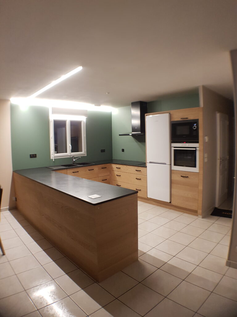 Cuisine sur-mesure avec îlot central