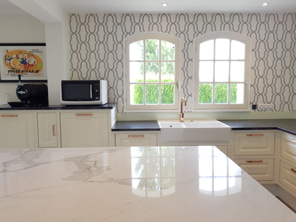 Cuisine sur-mesure classique avec îlot central