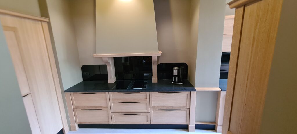 Cuisine sur-mesure intégrée avec hotte décorative