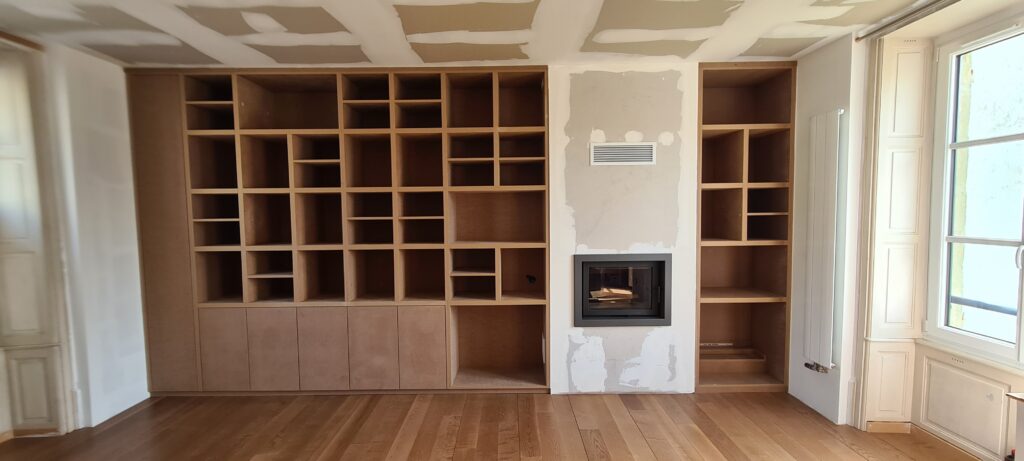 Bibliothèque murale avec niche