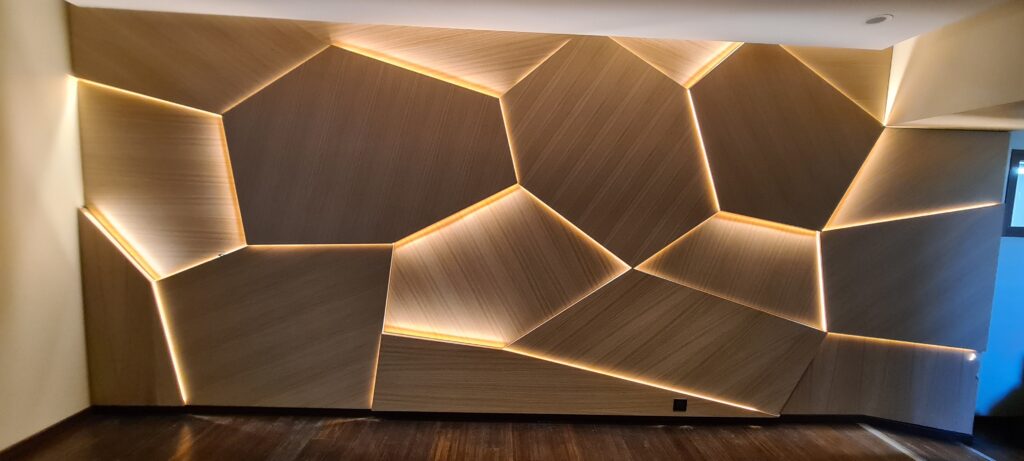 Mur décoratif réalisé par l'ébénisterie MIOT NOBIS à Alençon