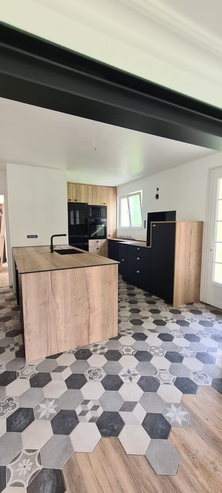 Cuisine sur-mesure bois et noir avec îlot central