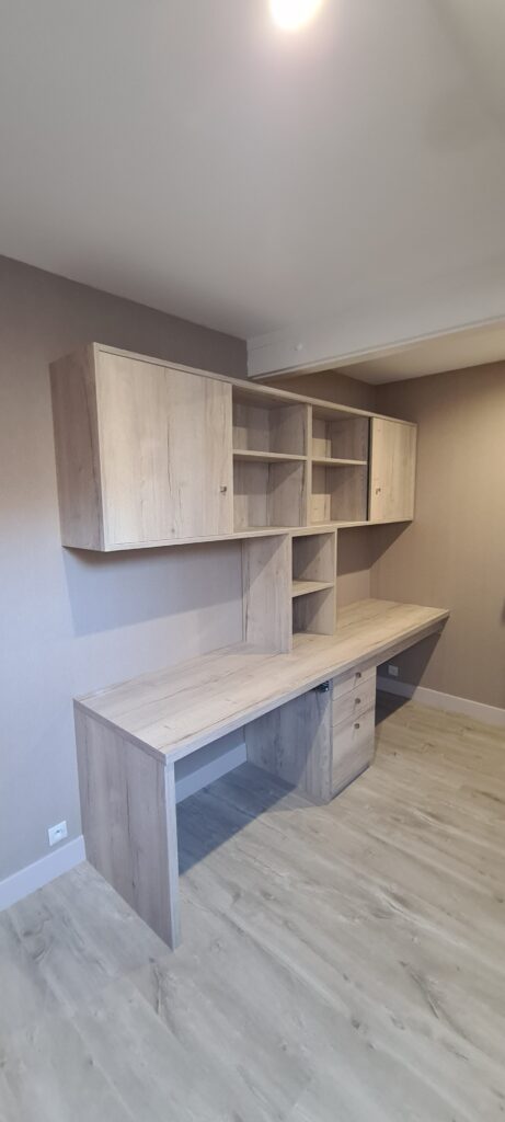 Bureau avec rangement muraux fabriqué par MIOT NOBIS Ebenisterie