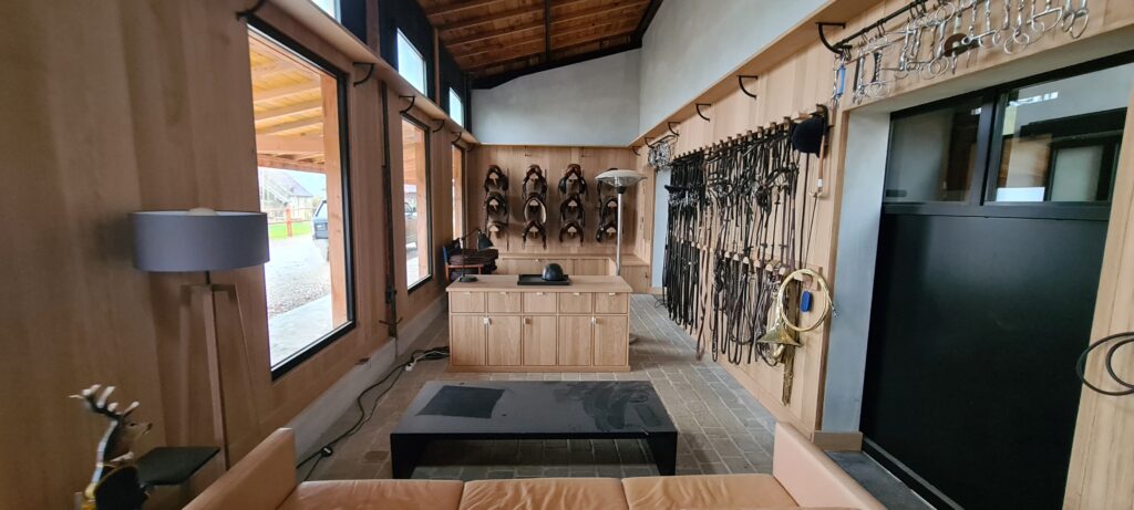 Aménagement d'une sellerie par MIOT NOBIS Ebenisterie
