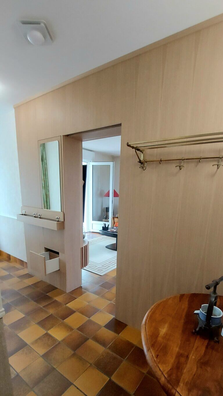 Entrée avec vestiaire créé par MIOT NOBIS Ebenisterie