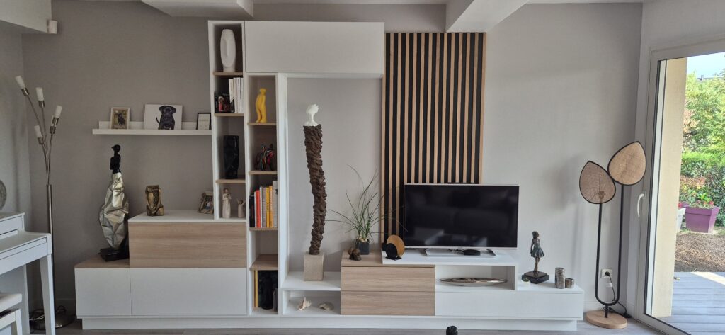Meuble TV avec étagère murale construite par MIOT NOBIS