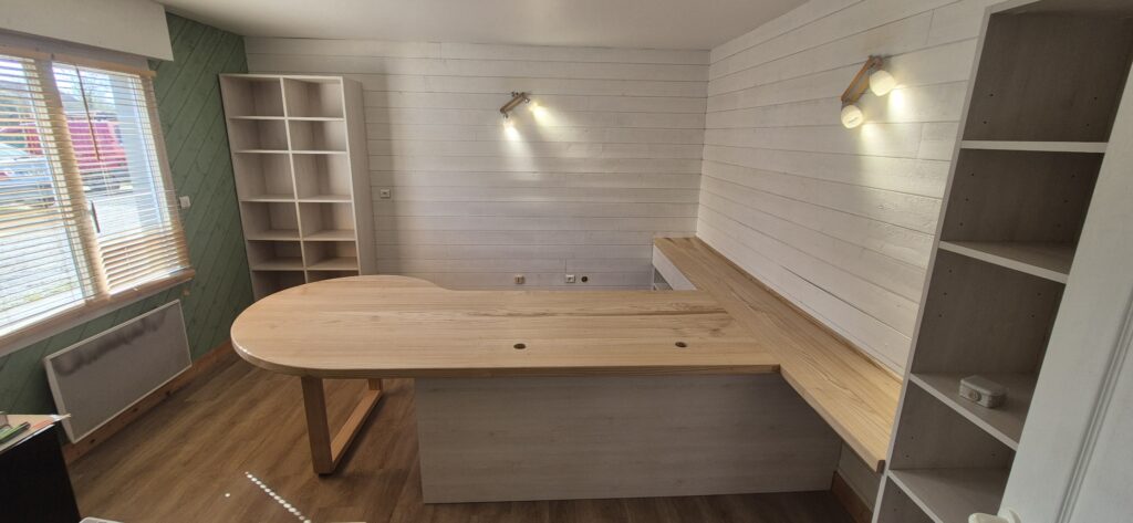 Bureau d’angle sur-mesure avec plan de travail arrondi