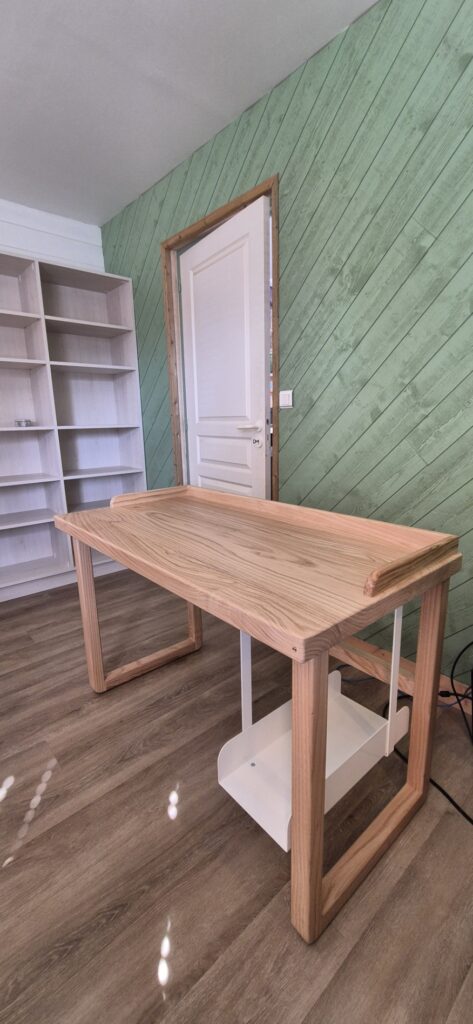 Bureau en bois massif sur-mesure avec plateau façonné