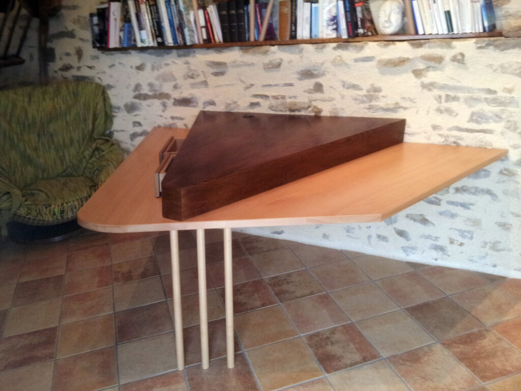 Bureau asymétrique sur-mesure en bois